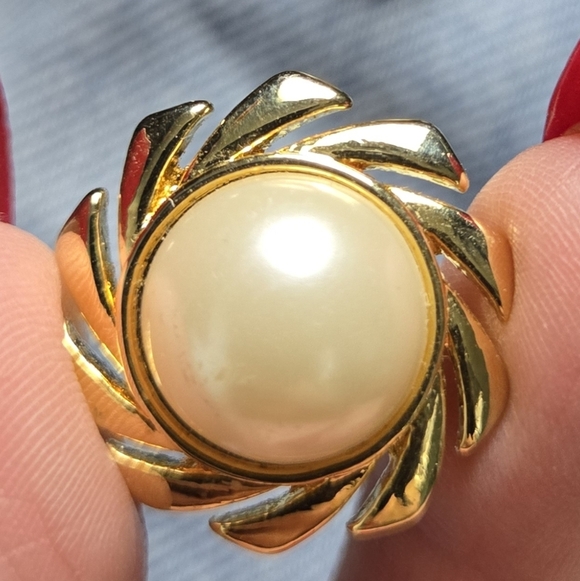 Vintage Gold Tone Fuax Pearl Earrings Clip On Earrings - Picture 7 of 16